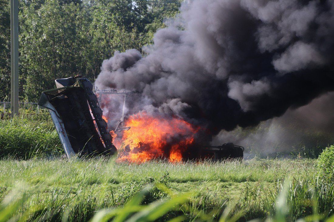 Brandweerwagen bijna te water bij blussen van tractorbrand Leidsevaart Lisse (Video update)